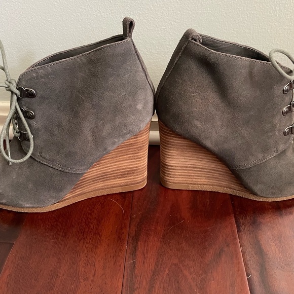 Express Women’s Gray Suede Wedge Booties Size 8.5 - Picture 14 of 14